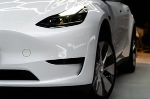 Tesla Model Y White 2023 sise (1)